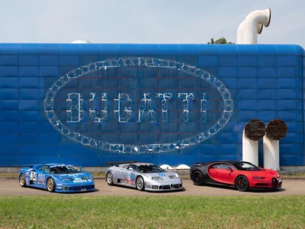 Die blaue Fabrik in Campogalliano: Bugatti EB 110 und Bugatti Veyron (rechts).  Foto: Auto-Medienportal.Net